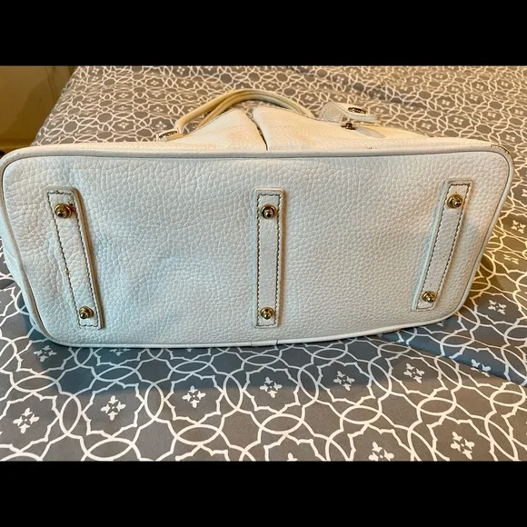 Dooney & Bourke white large shoulder bag. - Picture 5 of 11